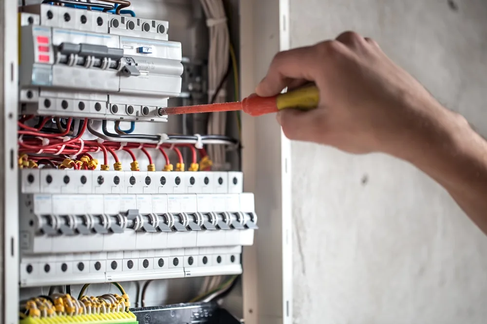 Izvedba električnih povezav v razdelilni omari